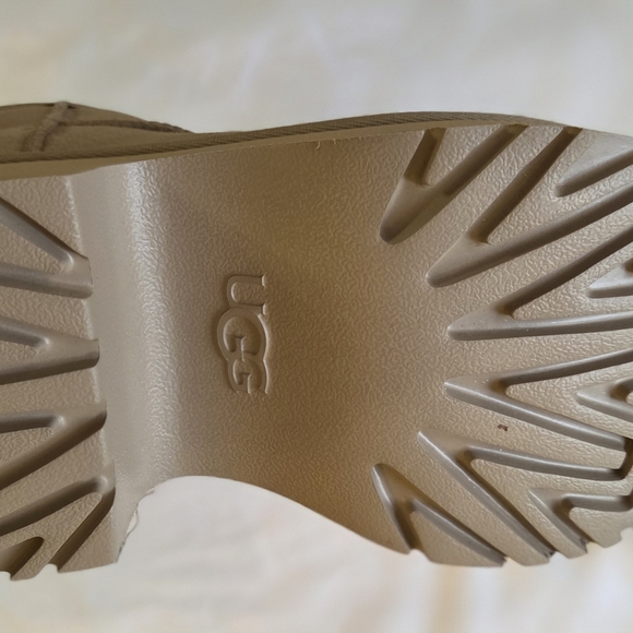 UGG Tan Ankle Boots with Cream Lining - Picture 5 of 5